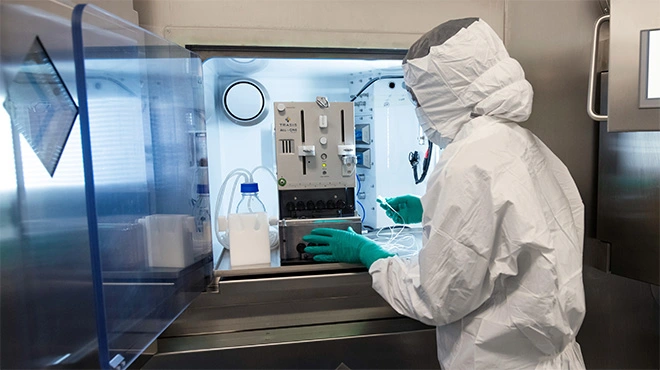 Mitarbeiter in vollständiger persönlicher Spezialausrüstung Mitarbeiter in vollständiger persönlicher Spezialausrüstung