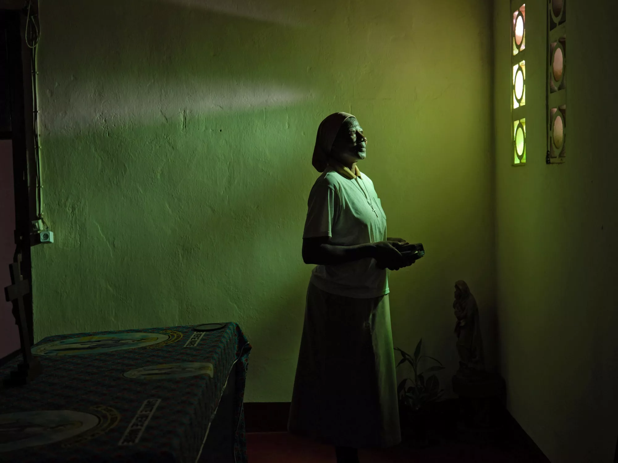 Sister Martine in a prayer room at the mission，where she has spent most of her life。