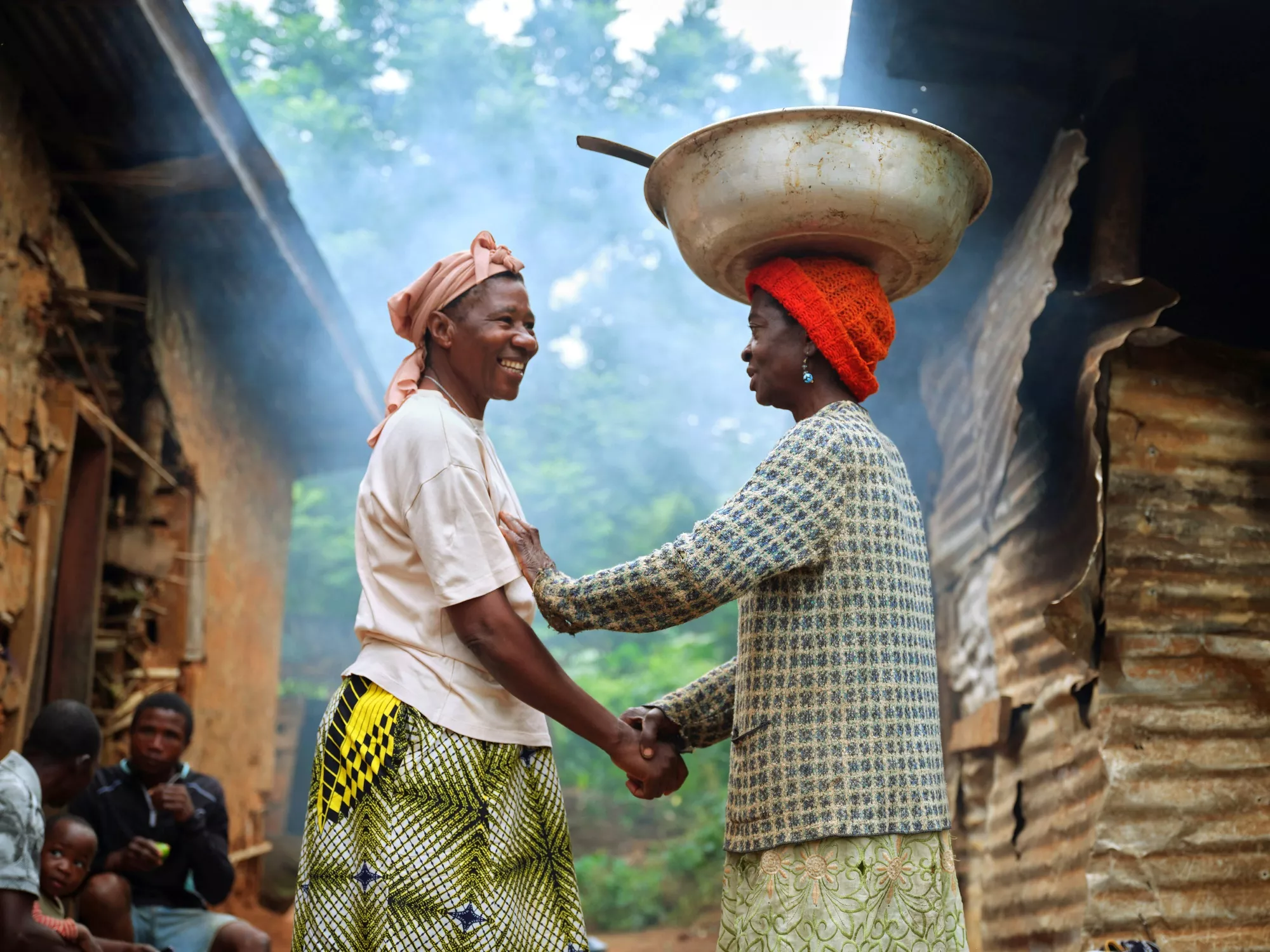Sister Martine visits Adèle Biloa Ngah（right）in Ntui。