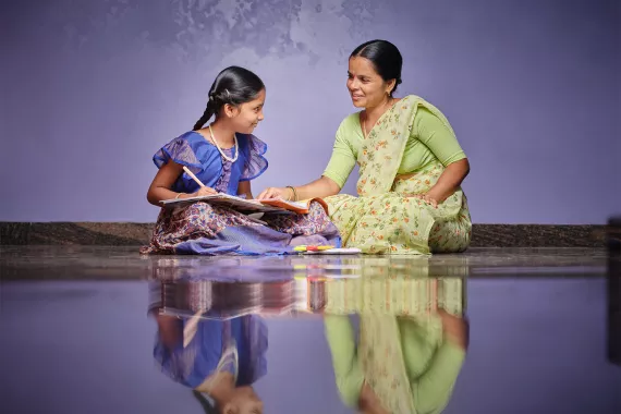 K.Balamani with her daughter at home in Sollakpally，near Hyderabad，India