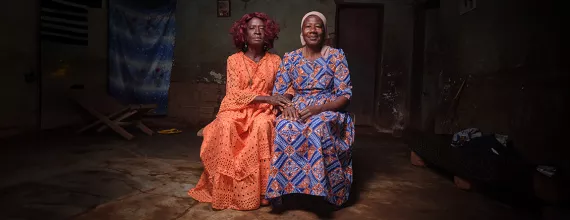 Portrait zweier sitzender Frauen aus Kamerun in traditioneller Kleidung / Portrait assis de deux camerounaises en habits traditionnels