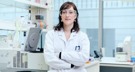 Eine Novartis Labormitarbeiterin / Une employée de laboratoire chez Novartis