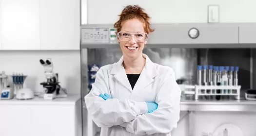 Eine Novartis Labormitarbeiterin / Une employée de laboratoire chez Novartis
