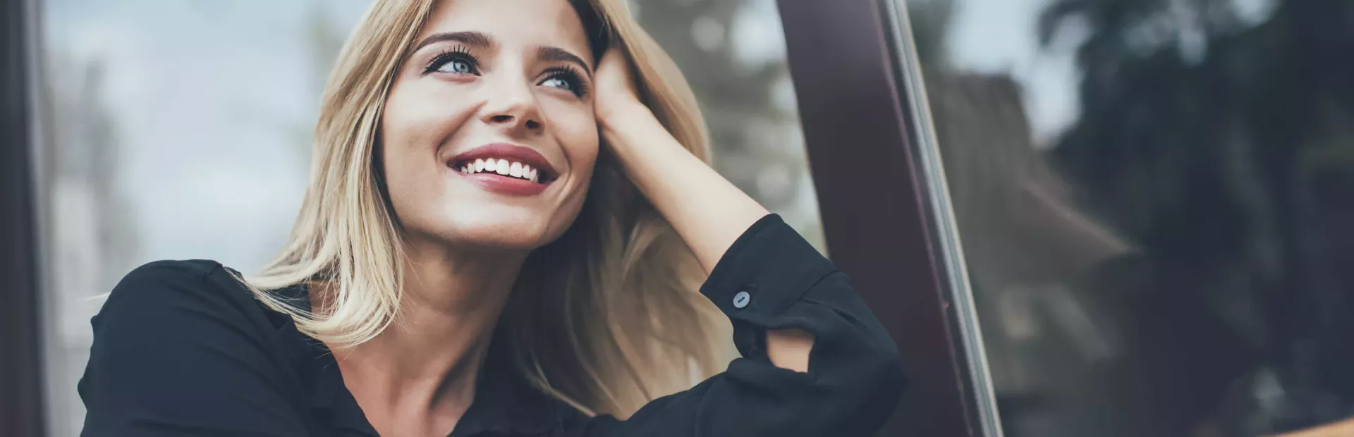 Mujer joven sonriendo