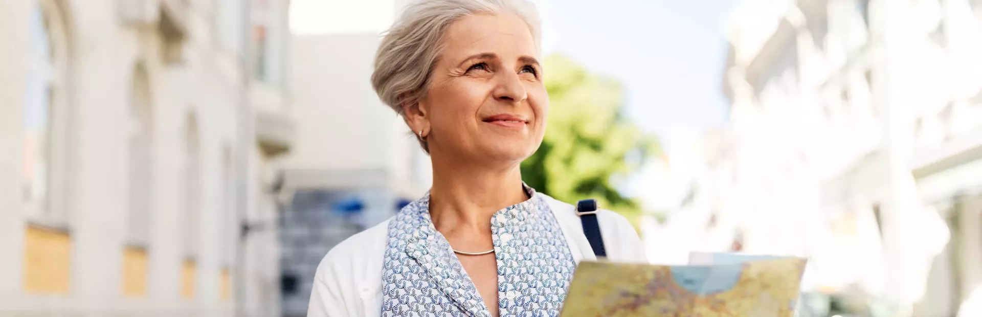 Mujer de viaje viendo un mapa