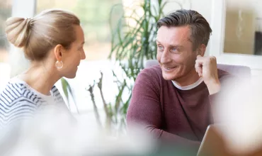 Dos personas conversando en un café