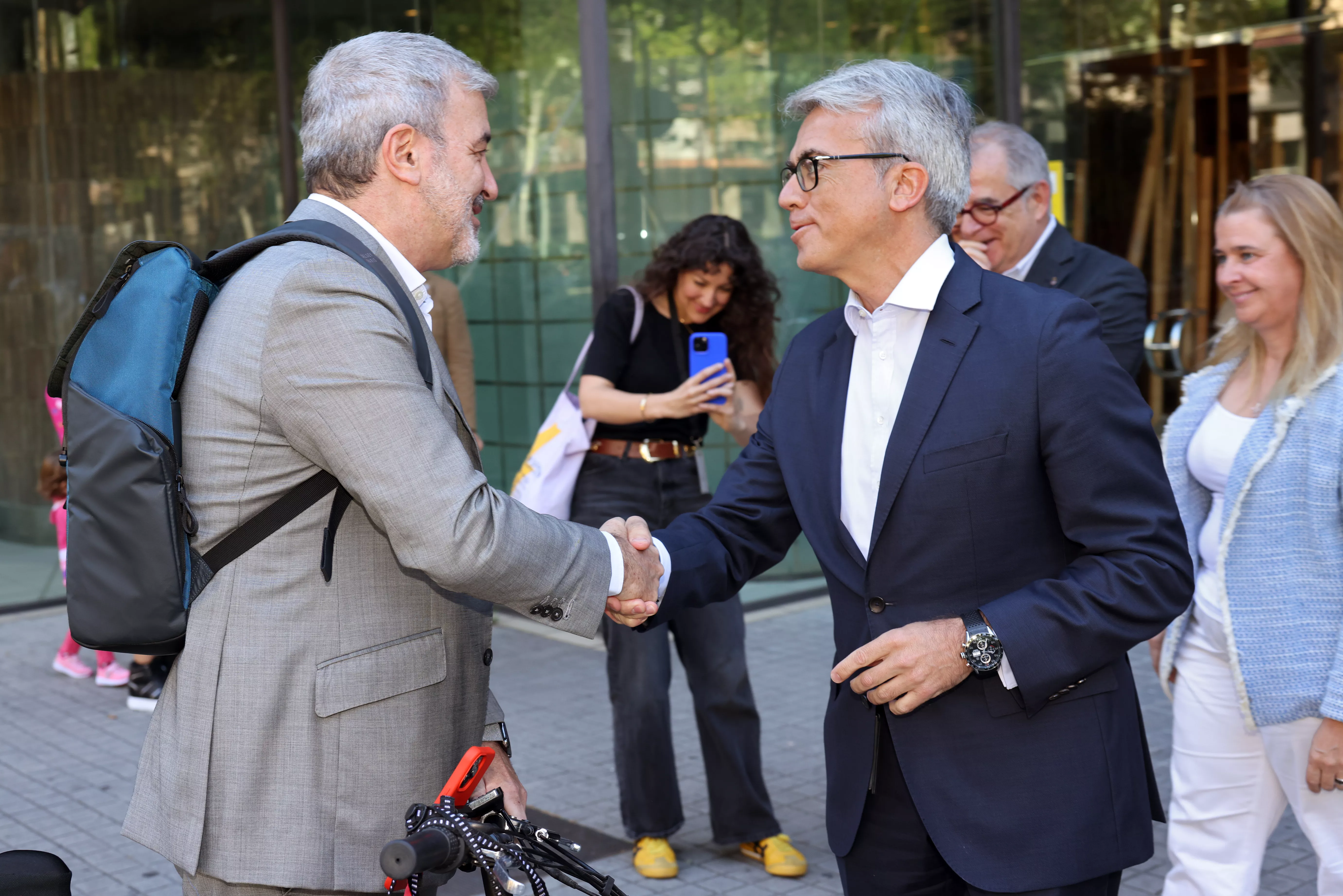 El alcalde de Barcelona inaugura las nuevas oficinas de Novartis en la ciudad condal 