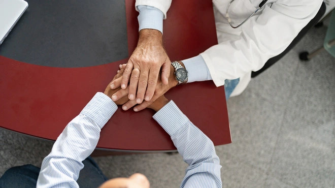 Doctor sosteniendo las manos del paciente Doctor sosteniendo las manos del paciente