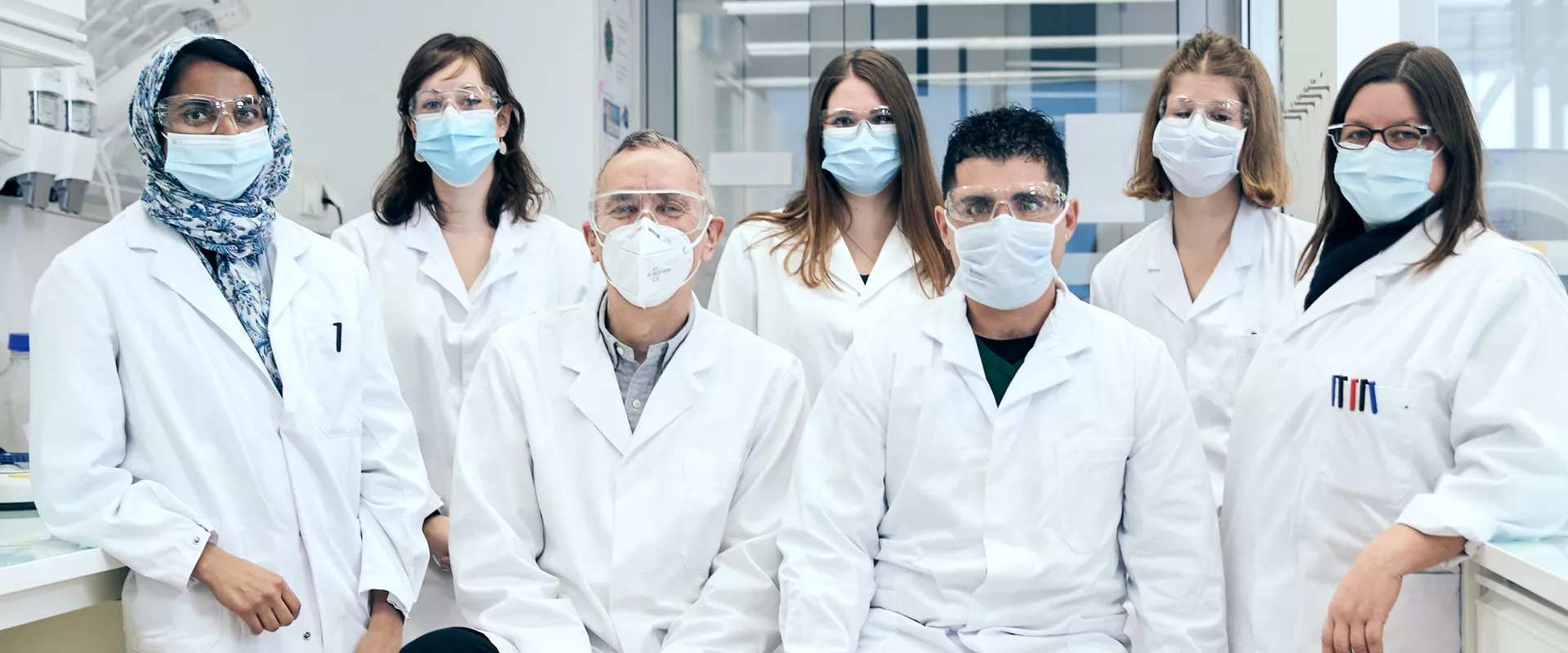 Un gruppo di scienziati si trova nel NIBR labs 1