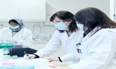 Delle scienziate stanno conducendo degli sperimenti per una ricerca innovativa nei NIBR labs 10