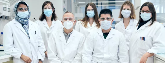Un gruppo di scienziati si trova nel NIBR labs 1