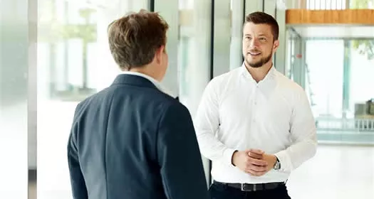 Twee personen in gesprek