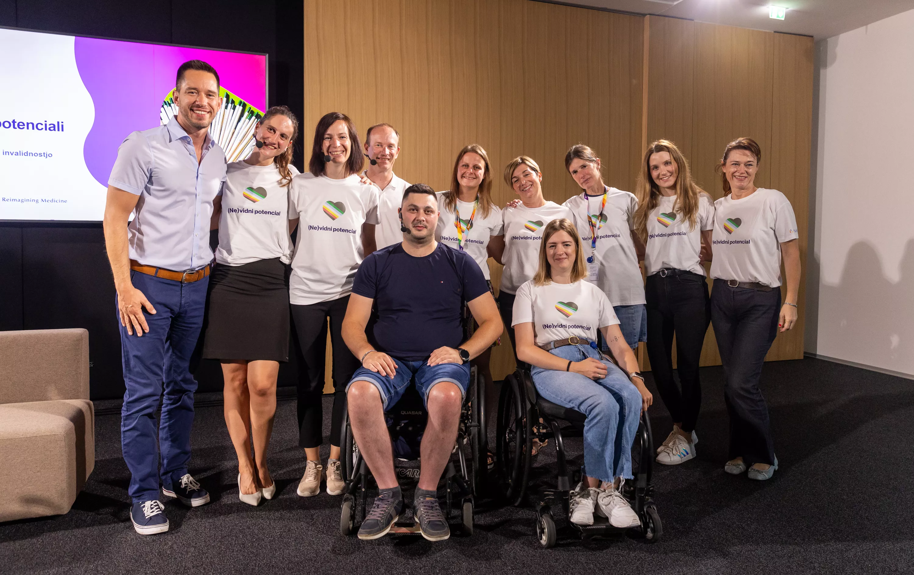 Novartisova interesna skupina sodelavcev za Vključevanje oseb z invalidnostmi z udelezenci okrogle mize