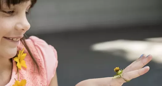 Fille avec une fleur