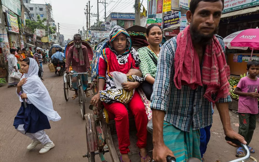 Fatima takes Foysal to the hospital in a rickshaw. 